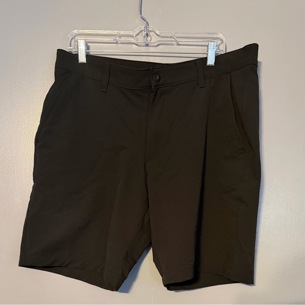 Under Armour Men’s Black Golf Shorts
Size 38